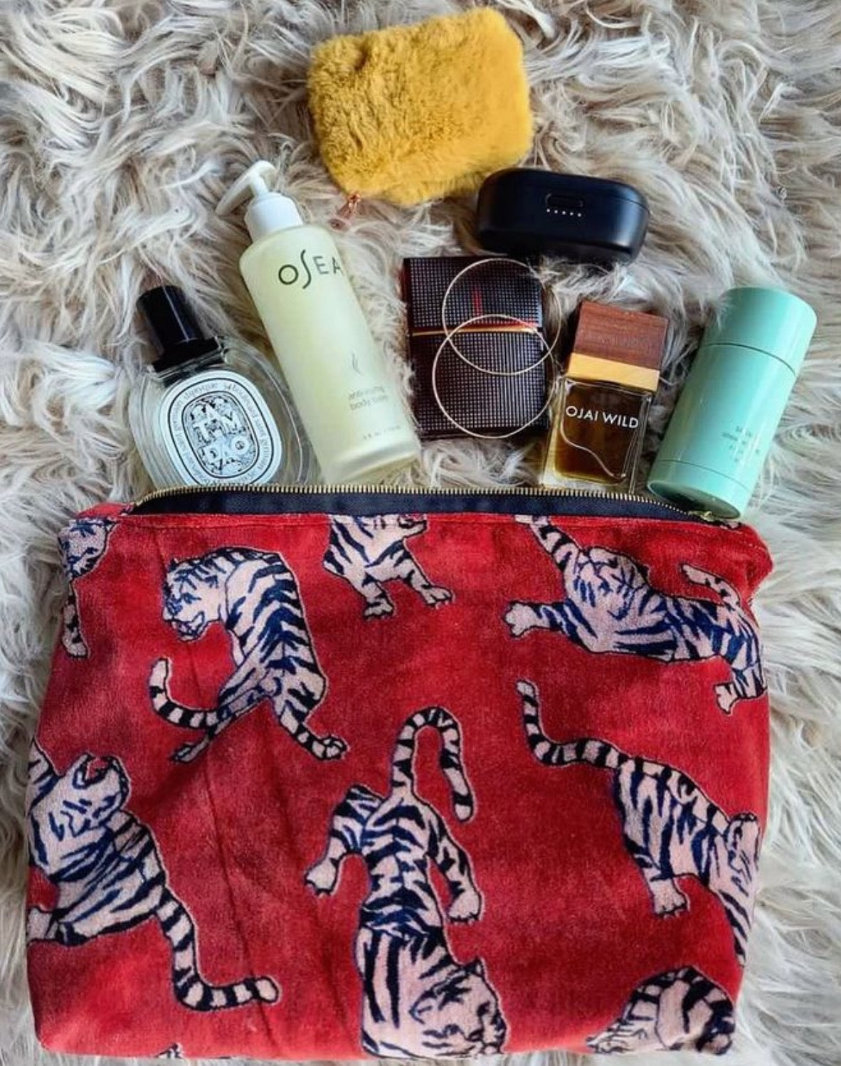 Ruby Tiger Traveller Black Zip Medium