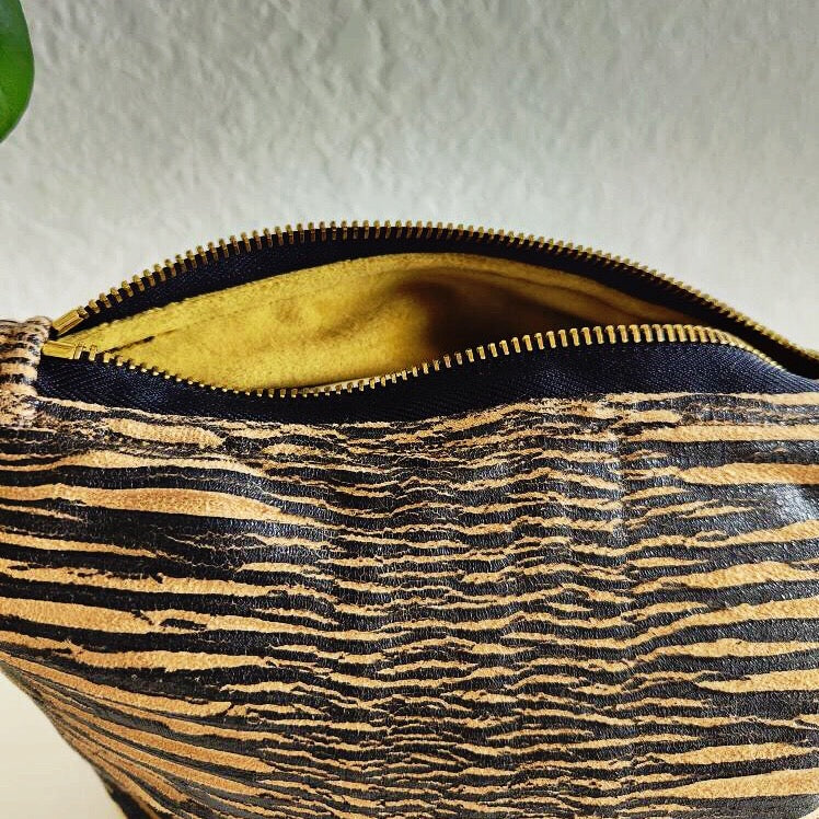 Distressed Black and Tan Stripe Traveller Medium