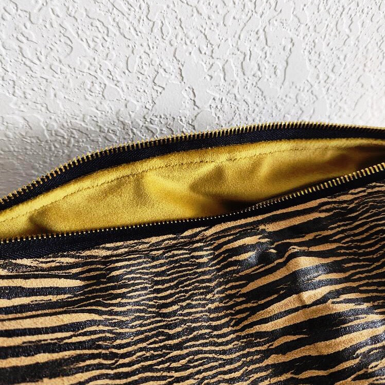 Distressed Black and Tan Stripe Traveller Large