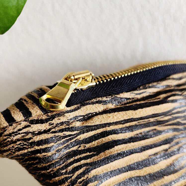 Distressed Black and Tan Stripe Traveller Medium